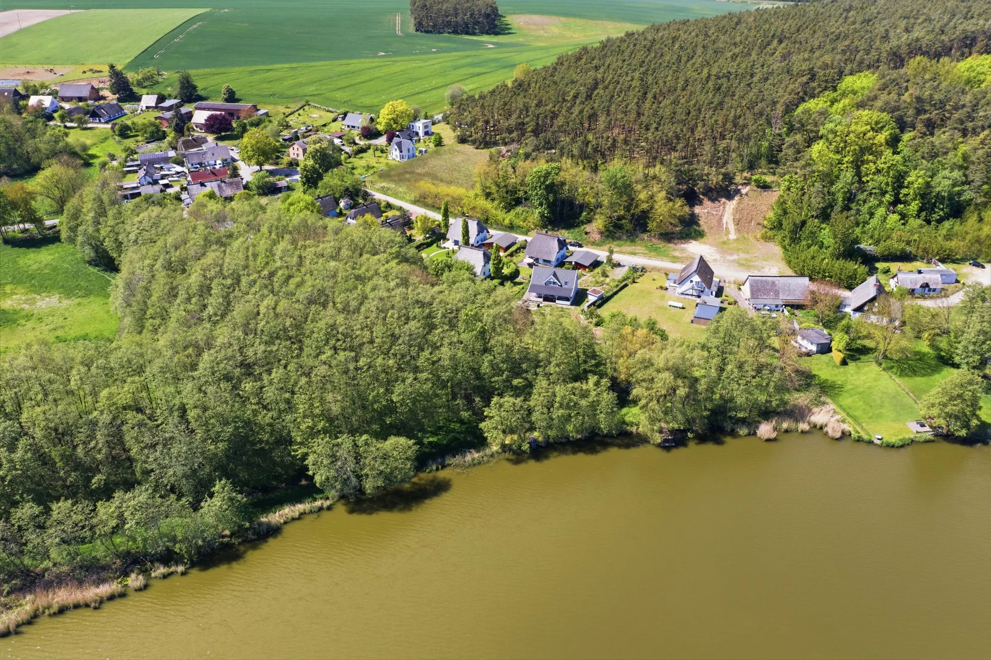 Achterland mit See und Wald aus der Luft