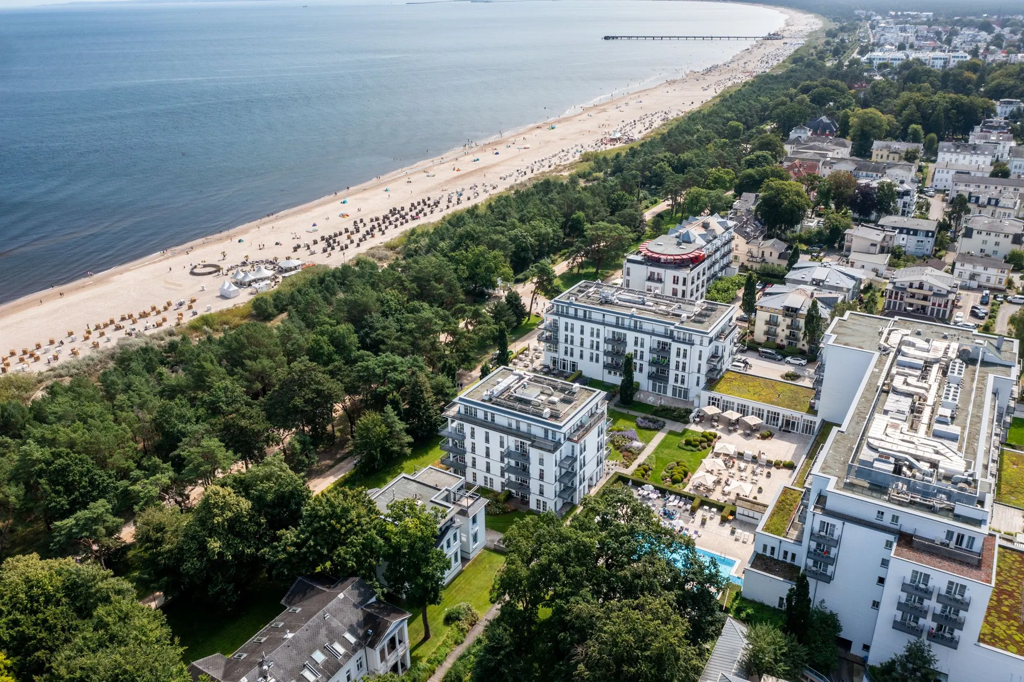 Drohnenaufnahme der Strandpromenade von Heringsdorf auf Usedom