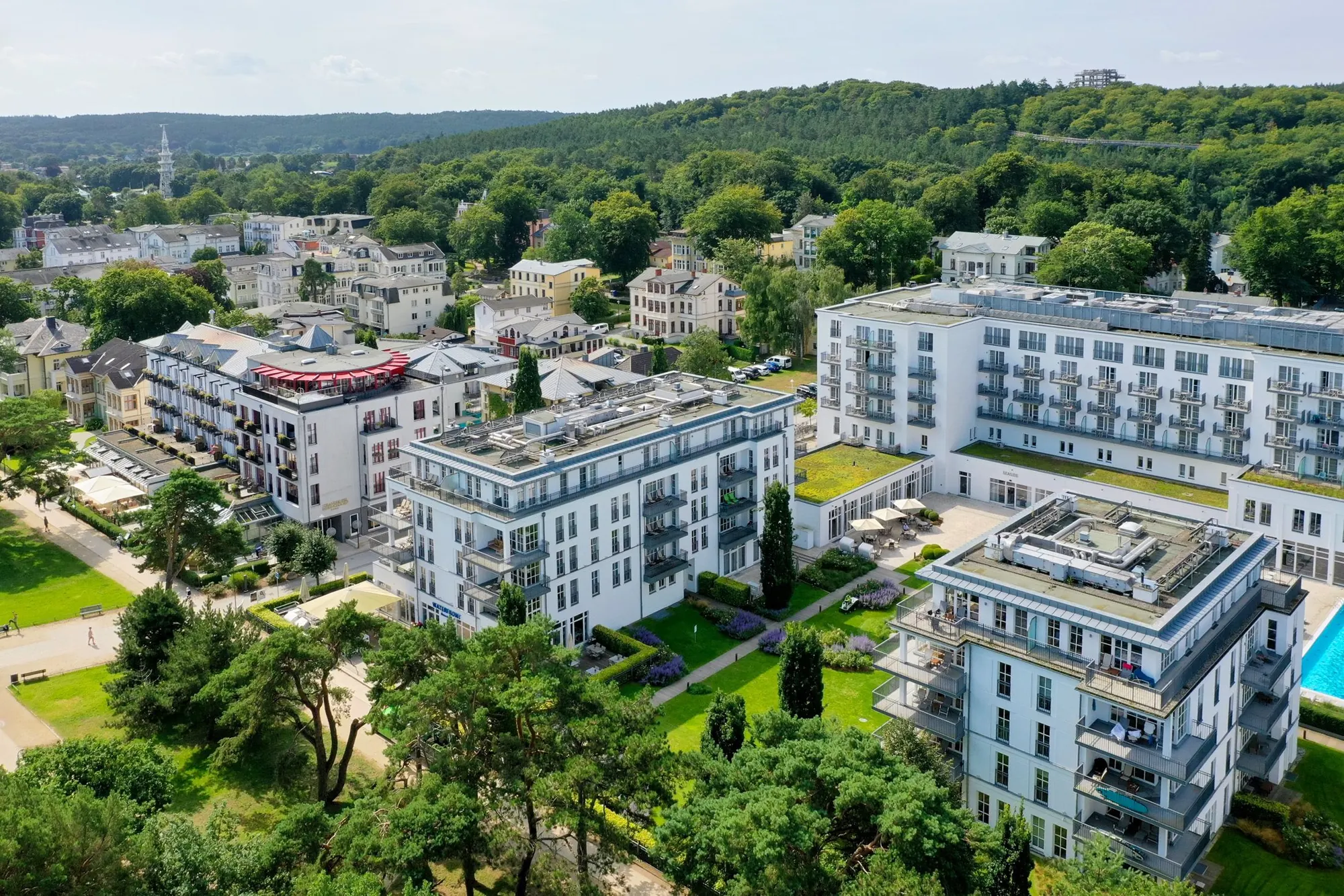 Luftbild einer Hotelanlage in Heringsdorf