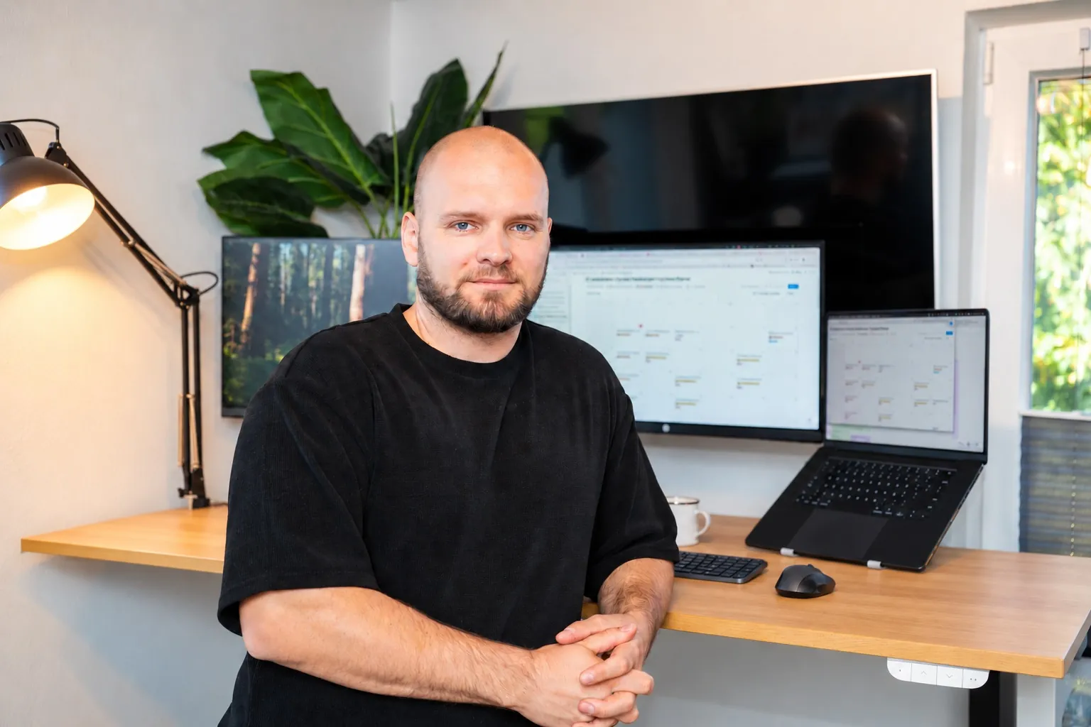 Ronny Krause, das Gesicht hinter 53 GRAD, im Büro auf Usedom