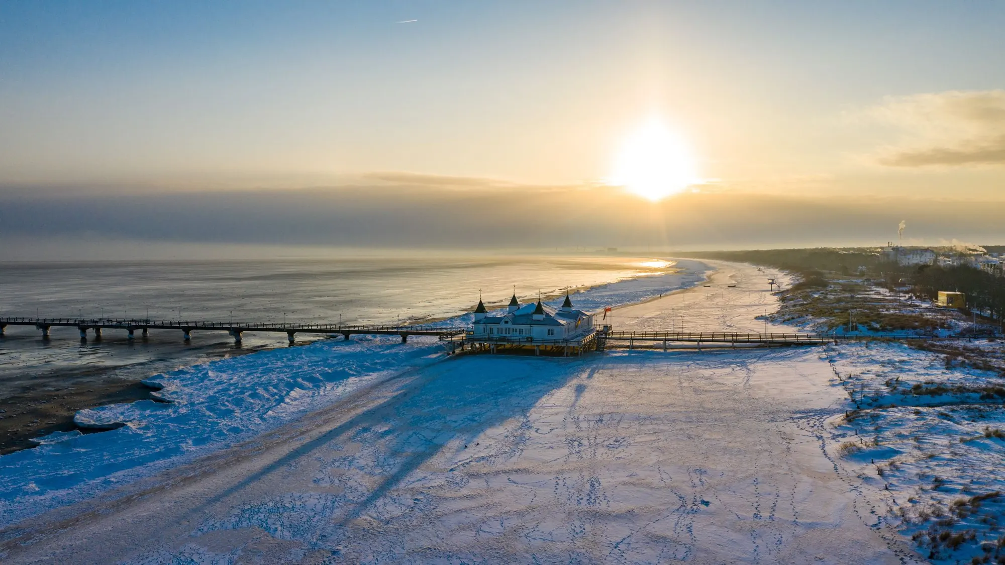 Seebrücke bei Sonnenaufgang, Drohnenfoto